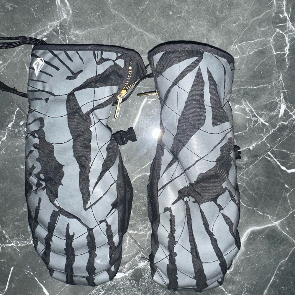 Volcom Gray and Black Mittens (Y2K)